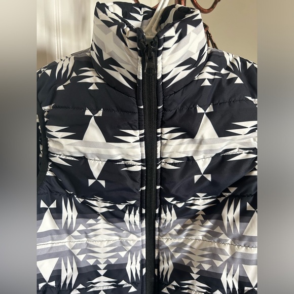 ⭐️ Between the Mountains Youth Padded Vest ⭐️ - Picture 2 of 4